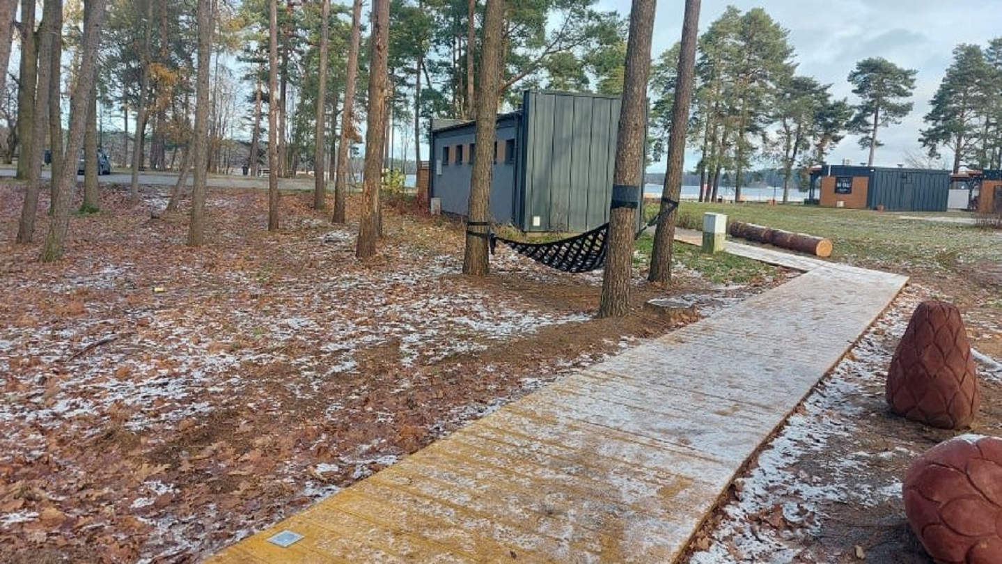 Augustów. Śliska kładka, oślepiające światła oraz niepotrzebna ingerencja w środowisko