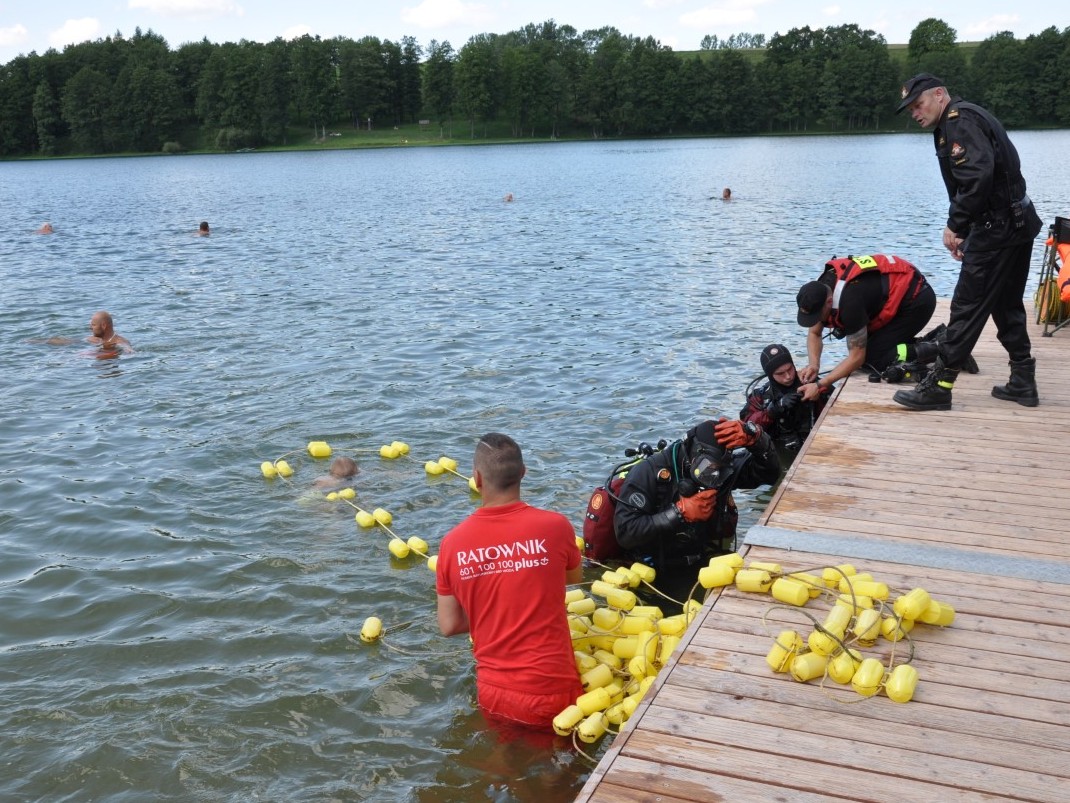 Działo się nad jeziorem Szelment. Strażacy i policjanci o bezpieczeństwie nad wodą