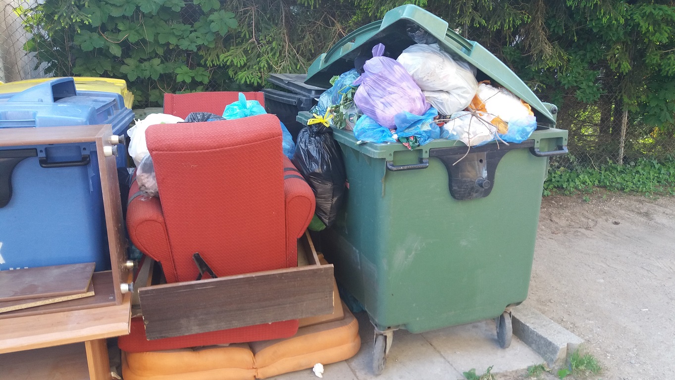 Suwalska straż miejska nadal nie będzie mogła karać osób podrzucający niesegregowane odpady do wiat śmietnikowych