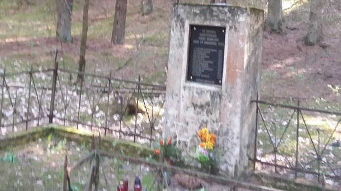 Zaniedbany pomnik partyzantów, znajdujący się w lesie nieopodal wsi Prudziszki, odzyska dawny blask