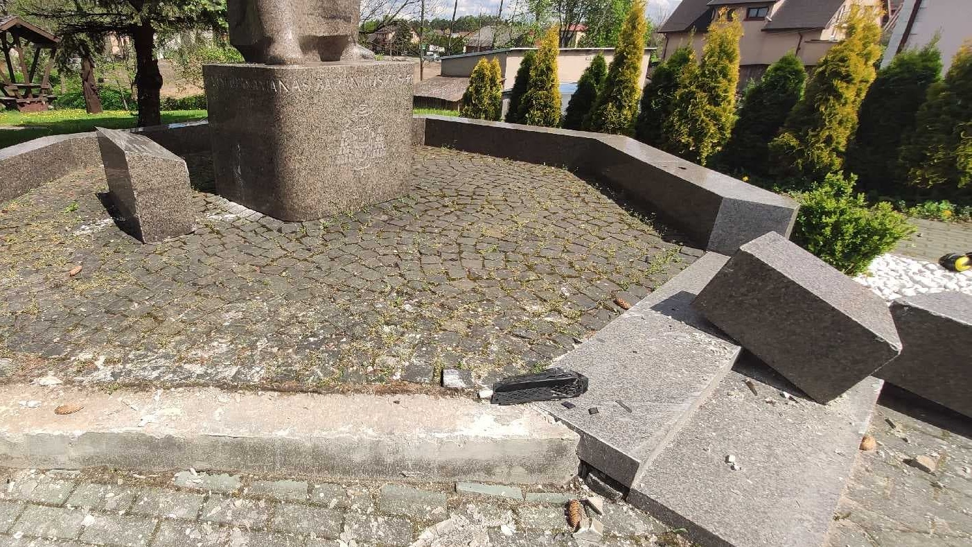 W Sejnach 18-letni kierowca wjechał samochodem w pomnik litewskiego duchownego i poety Antanasa Baranauskasa