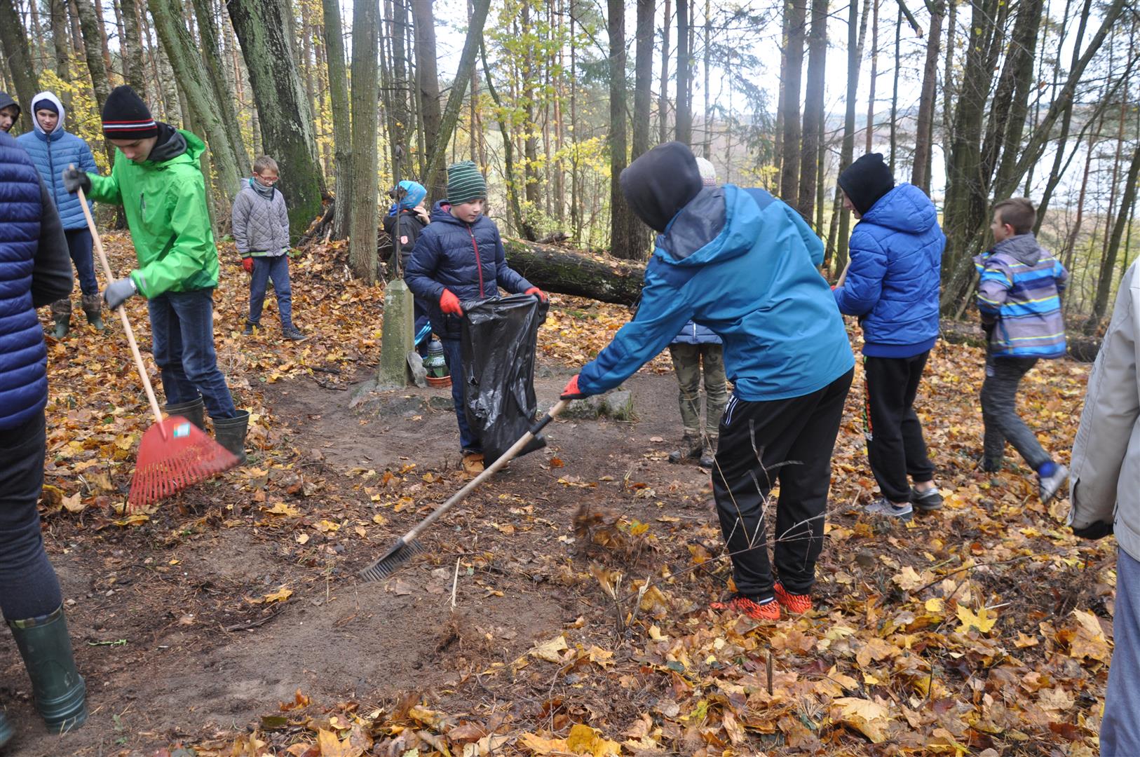 Młodzież sprząta opuszczone ewangelickie cmentarze na Suwalszczyźnie