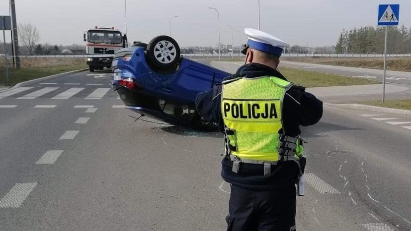 Jedynie grzywna grozi sprawczyni niedawnej kolizji w Suwałkach, której skutkiem było dachowanie samochodu nauki jazdy