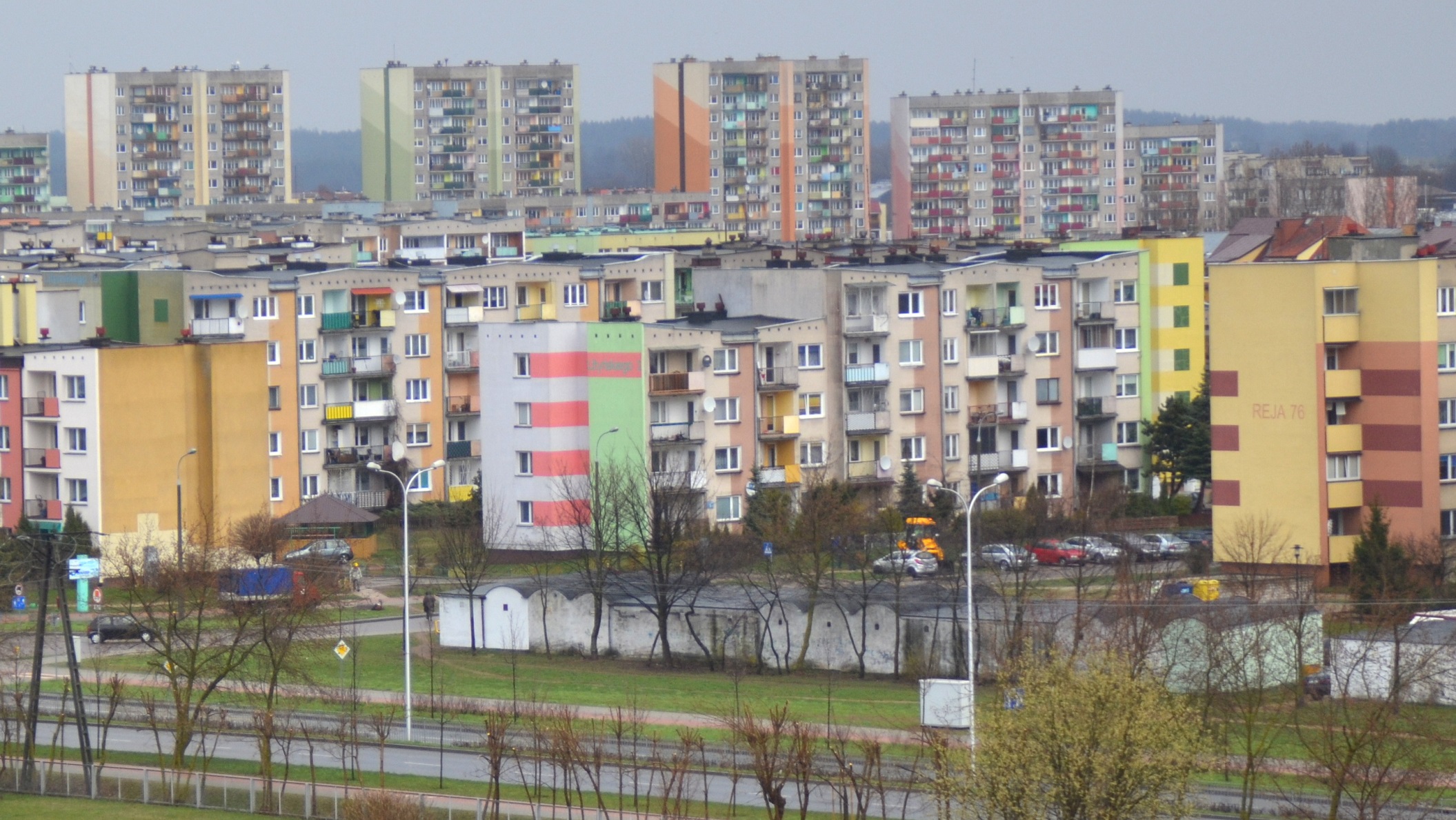 Policja zatrzymała suwalczanina, który namalował wulgaryzmy na ścianie jednego z bloków na Osiedlu Północ