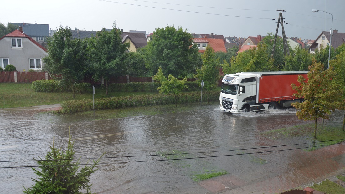 Wciąż zalewa posesje przy Grunwaldzkiej. PWiK zbuduje przelew awaryjny