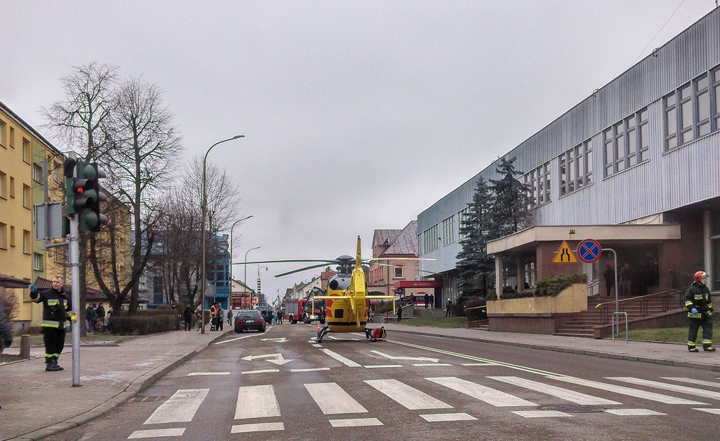 Suwałki. Śmigłowiec wylądował na środku ulicy