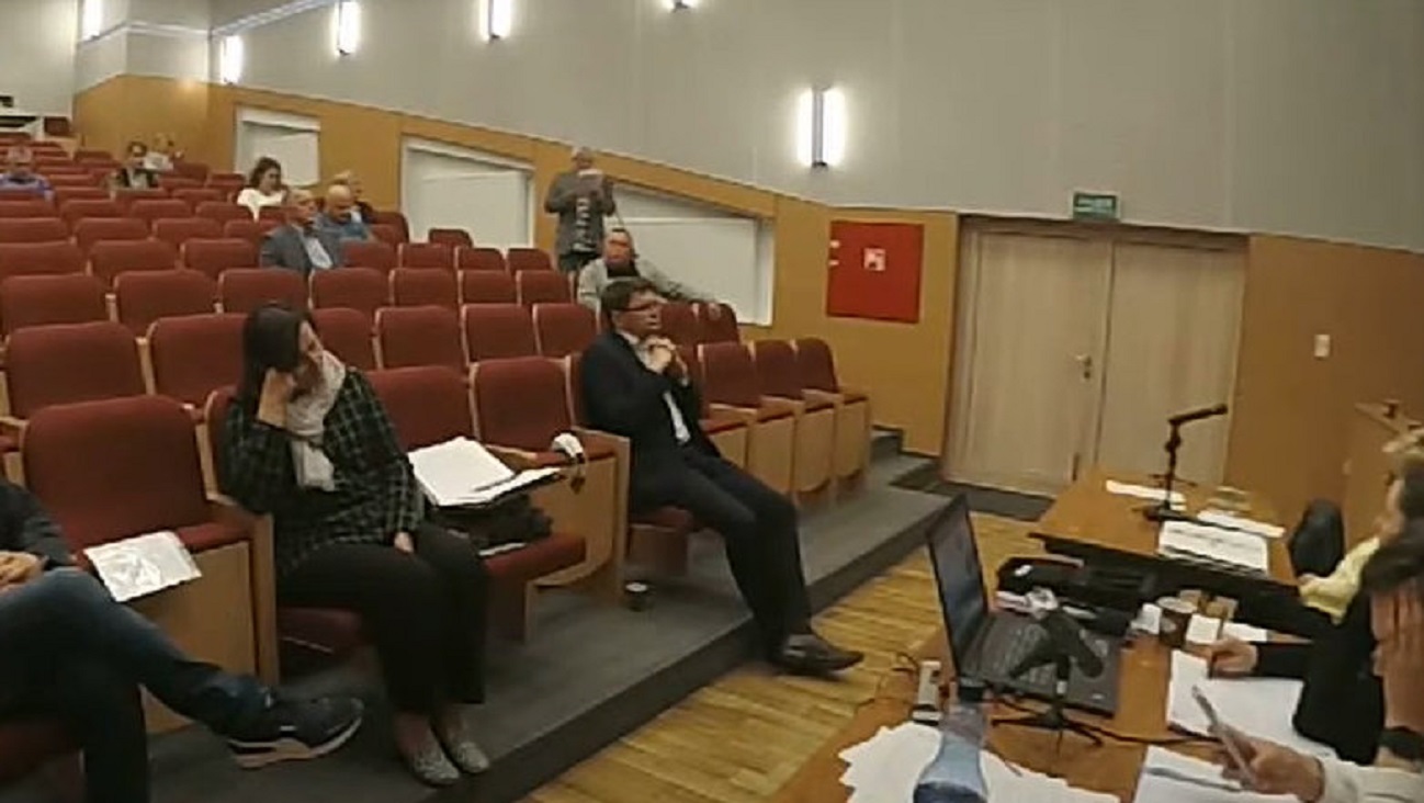 Czy sejneński radny zadając pytania burmistrzowi mógł dopuścić się uporczywego nękania?