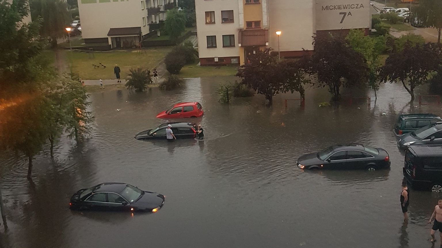 Stare i niedostosowane do dużych opadów instalacje burzowe są przyczyną zalewania Augustowa po niedawnych opadach