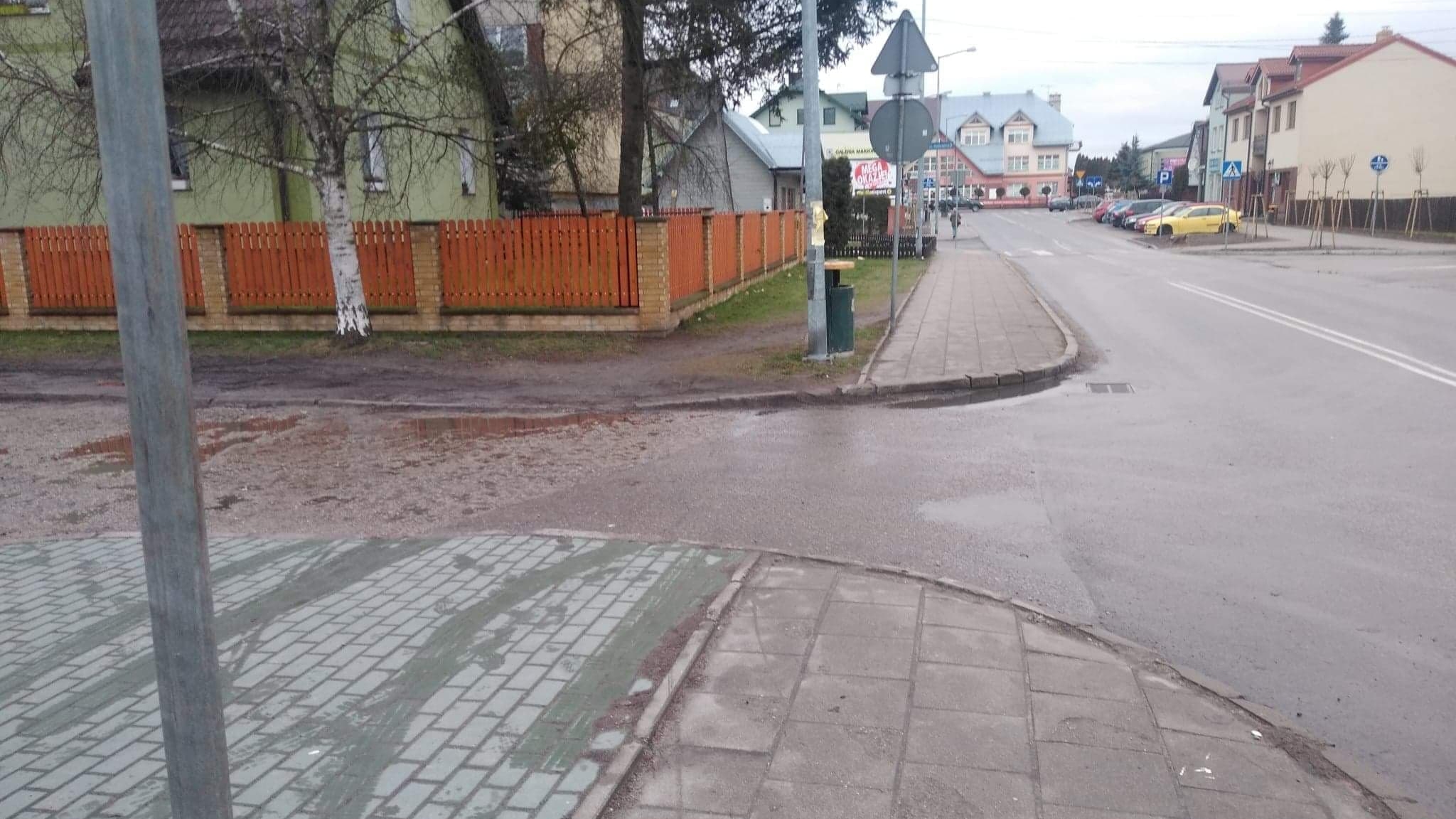 Augustów wciąż z barierami. Chodniki są tak wąskie i wysokie, że nie można na nie wjechać wózkiem