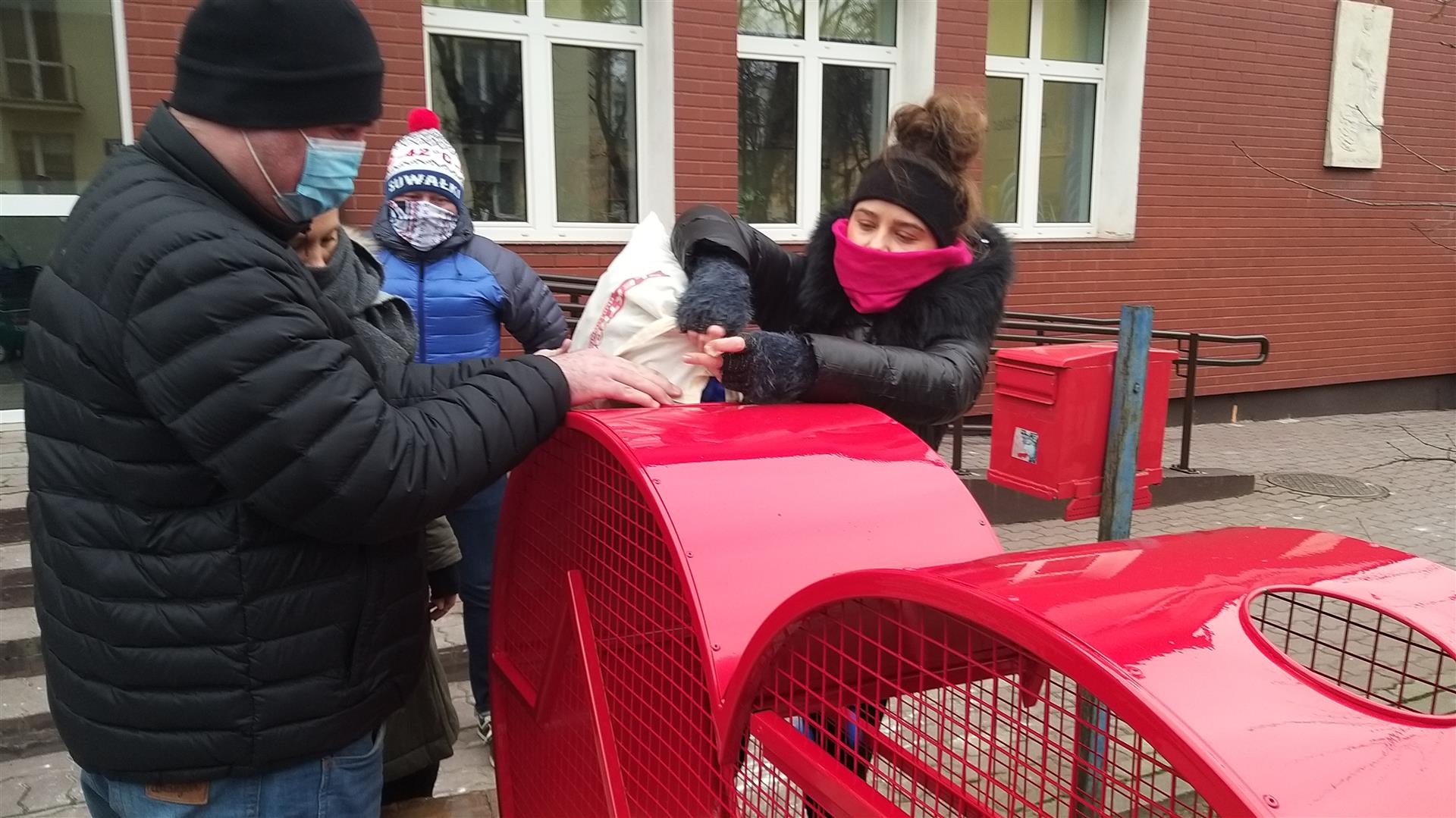 Pierwszy nakrętkomat pojawił się w Suwałkach. Ustawiono go przy siedzibie Biblioteki Publicznej