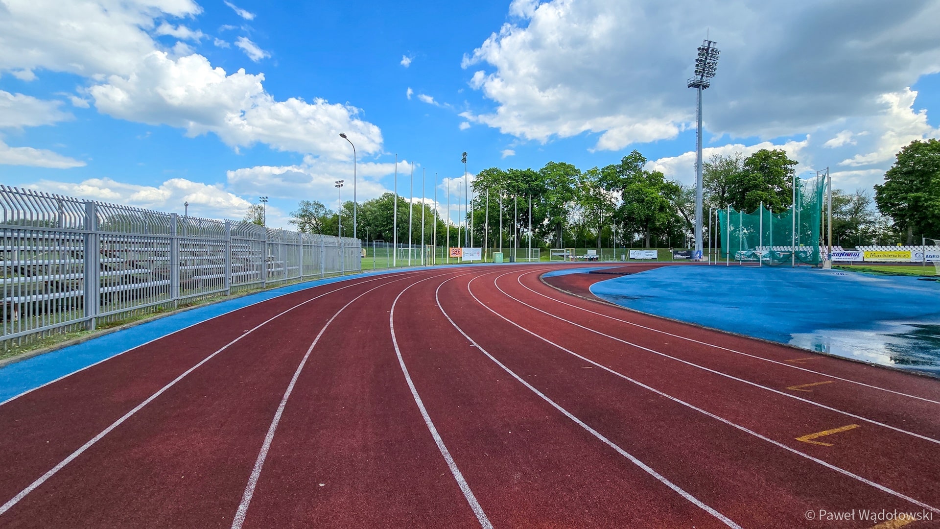Bieżnia lekkoatletyczna na stadionie miejskim w Łomży, fot. Paweł Wądołowski