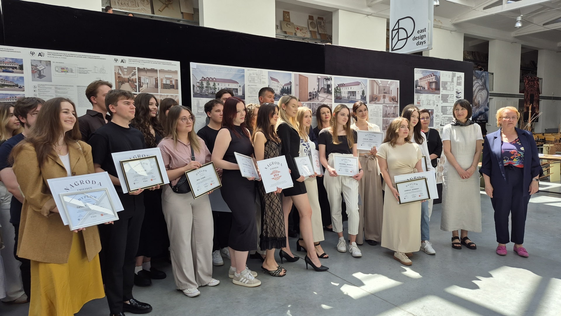 Kilkudziesięciu studentów architektury z Politechniki Białostockiej wzięło udział w konkursie na projekt projekt przebudowy budynku Sądu Rejonowego w Augustowie, 26.06.2025, fot. Marcin Gliński
